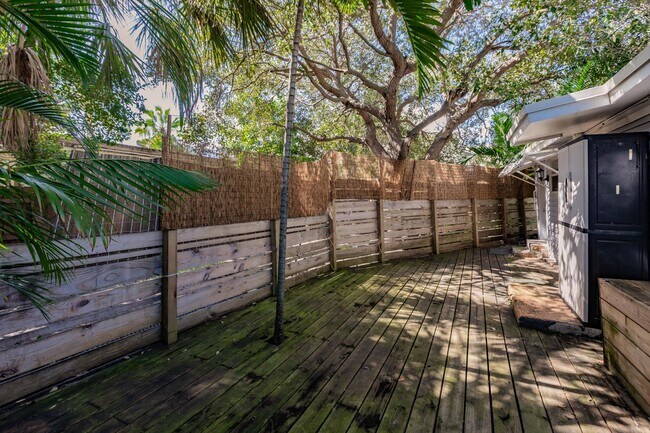 Building Photo - 808 N Palmway