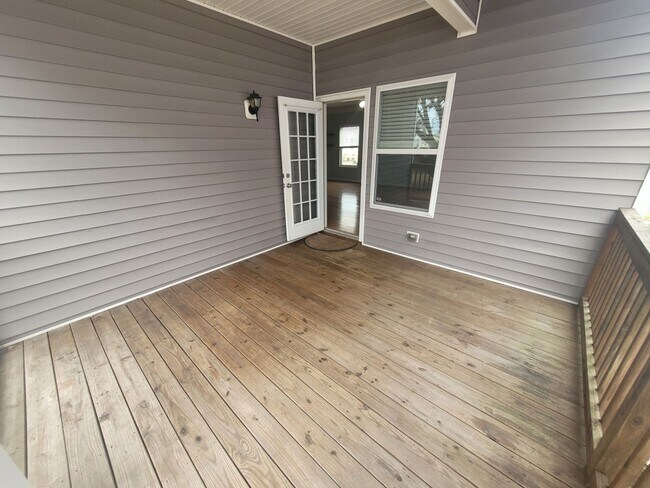 Building Photo - Stunning 4 Bedroom, 2.5 Bath Home Just 3 Blocks to Chesapeake Bay