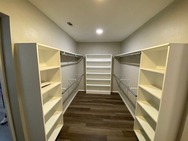 Building Photo - Spacious and Stunning Home with Solar Panels – Your Dream Property AWAITS!