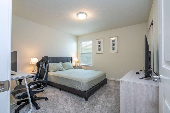 Building Photo - Discover Comfort and Style: Spacious 3-Bed...