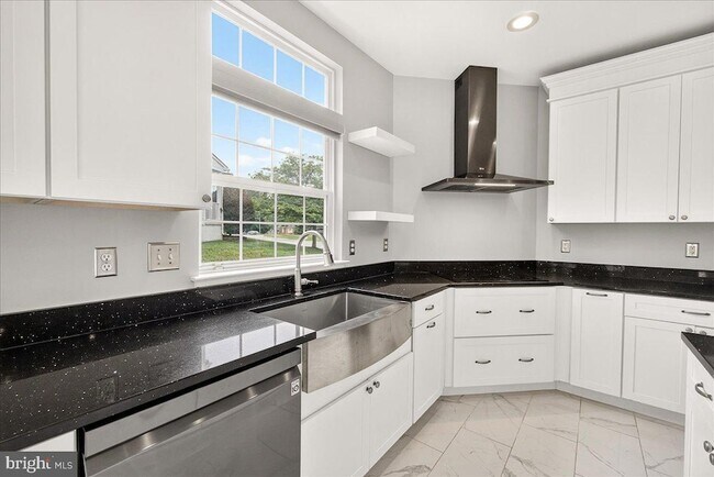 Building Photo - 6455 Saddlebrook Ln