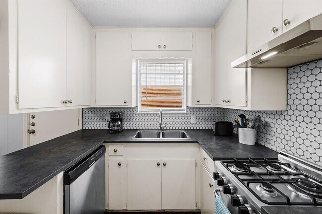 Building Photo - 2203 Ventura Dr
