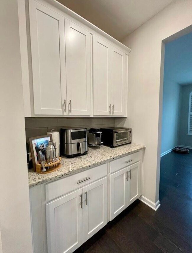 Butler's Pantry - 3975 Redwood Dr