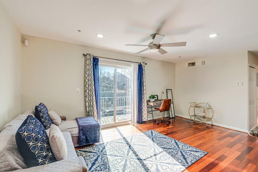 Building Photo - 450a Condon Terrace SE