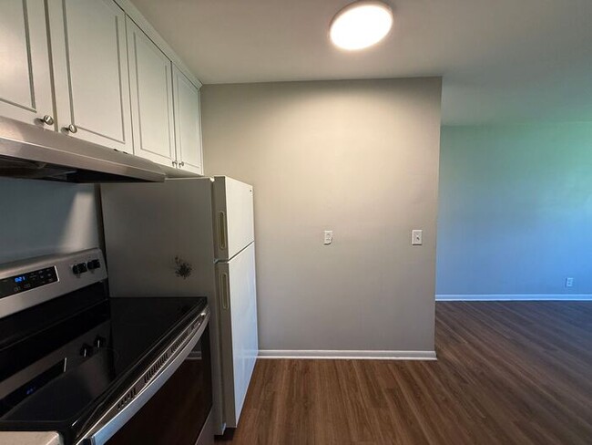 Building Photo - Remodeled 1 Bedroom Apartment!!!  Walk to the Square or Steps from Sumner Regional Hospital