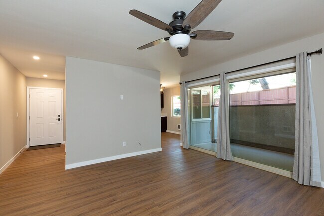 Spacious Living Room W/Patio - 5513 Adobe Falls Rd