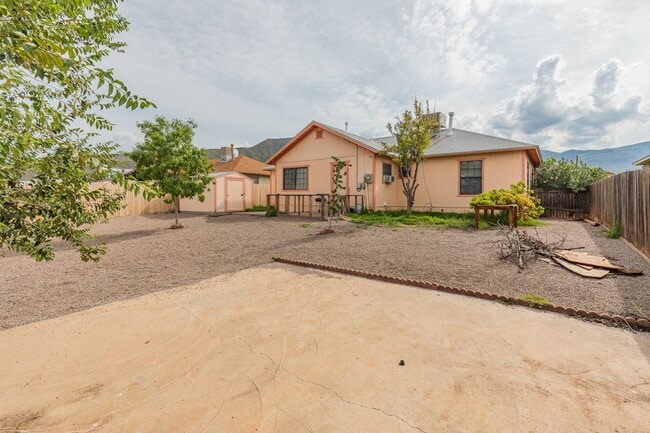 Building Photo - 3 Bedroom 2 Bath Home