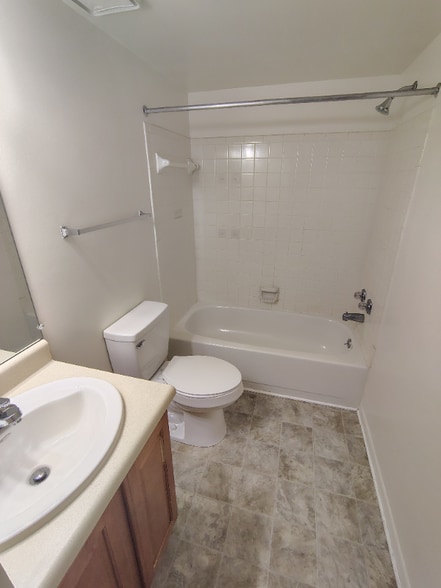 Building Photo - 600 Reusens Rd