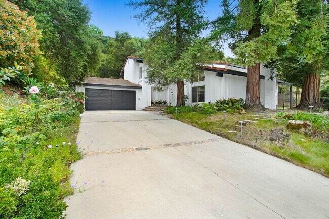 Building Photo - Rent this Beautiful 5 BEDROOM HOME NOW!