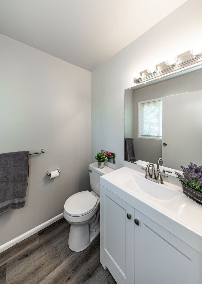 Building Photo - Newly Remodeled 3 Bedroom Home in Central Location