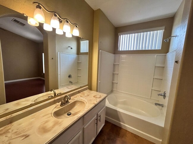 Building Photo - 3 Bed / 2 Bath with No Carpet & Split Floo...