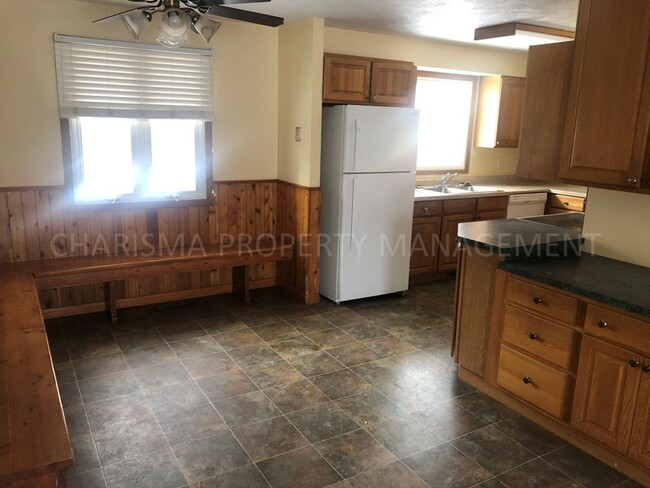 Building Photo - 4 BD, 2 BA HOUSE, HARDWOOD FLOORING THROUG...