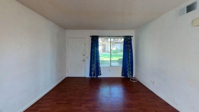 Building Photo - Charming 3 bedroom 2.5 bath Townhome in Co...