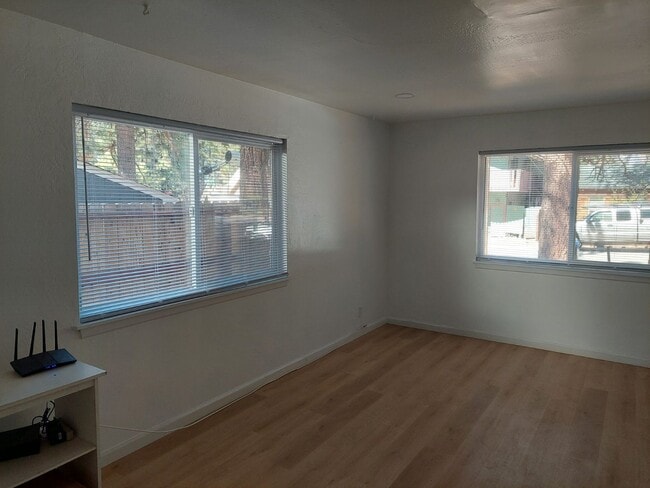 Building Photo - 2 Bedroom near Stateline