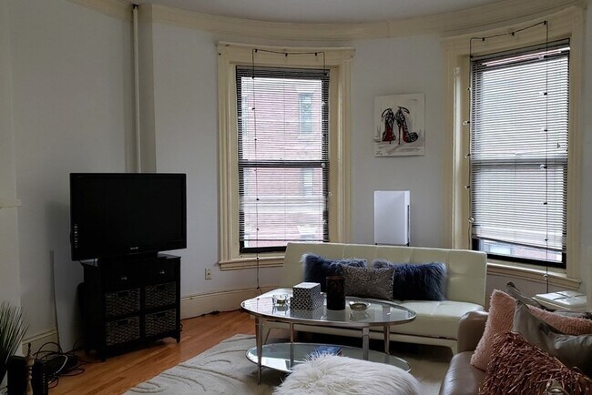 Building Photo - 924 Beacon St