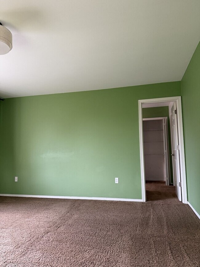 Building Photo - Spacious 3 Bed/2.5 Bath Federal Way Home.