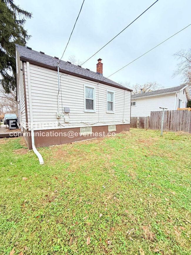 Building Photo - 25337 Ivanhoe Ave