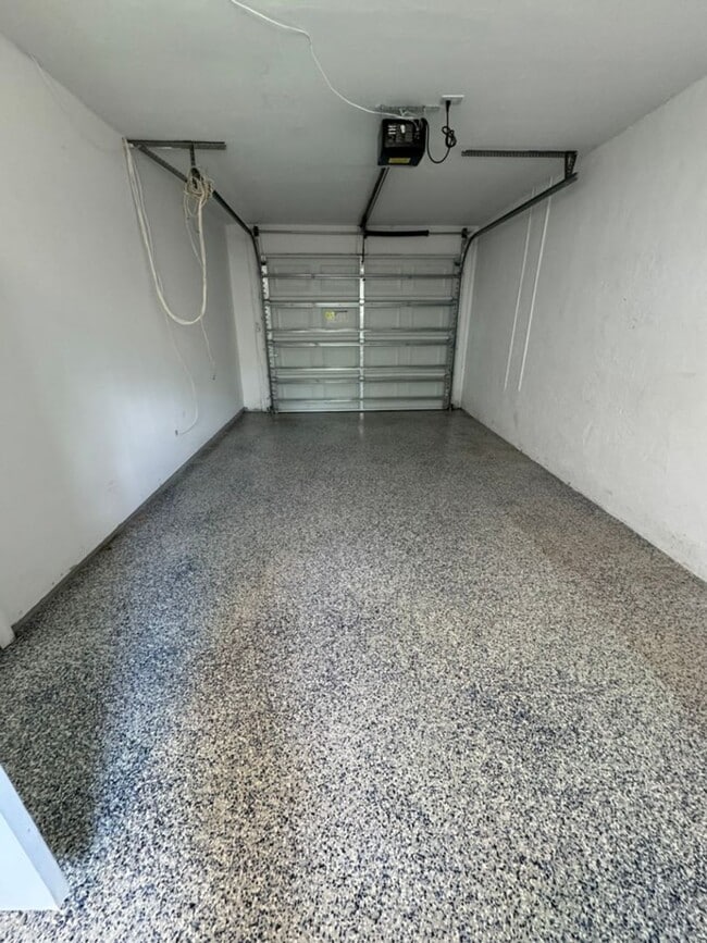 Building Photo - Location Annual Single Fam Rental Pets ok