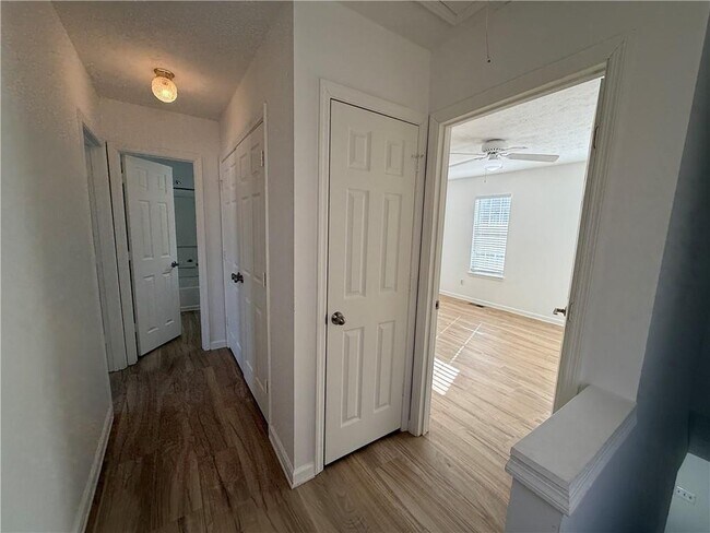 Building Photo - 3859 Meadow Creek Dr