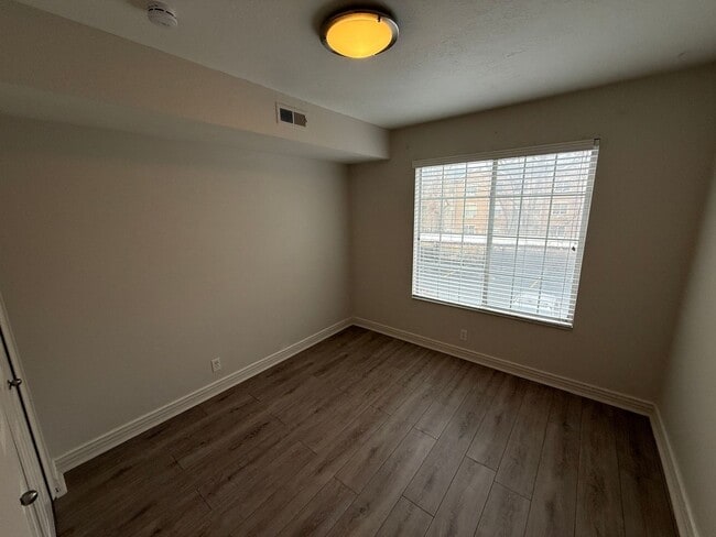 Building Photo - Beautiful 2 bedroom/2 bathroom condo with Mountain View’s