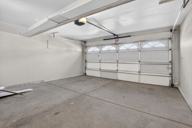 Building Photo - Gilbert Living with Private Pool