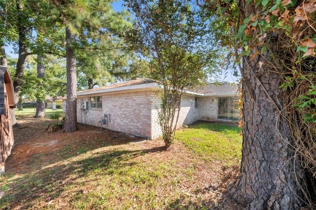 Building Photo - 9627 Glenwood Forest Dr