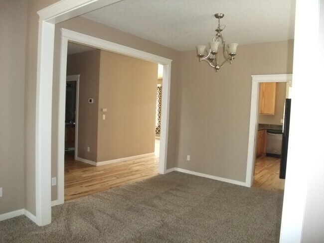 Building Photo - Spacious 5 bedroom 3 bath home near a park in SE Albany