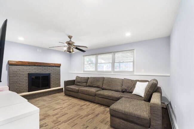 Building Photo - Beautiful home includes membership to highly sought after Shongum Lake!!!