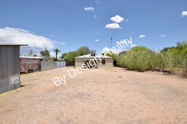Building Photo - Midtown 2 Bed 1 Bath Home on Huge Lot