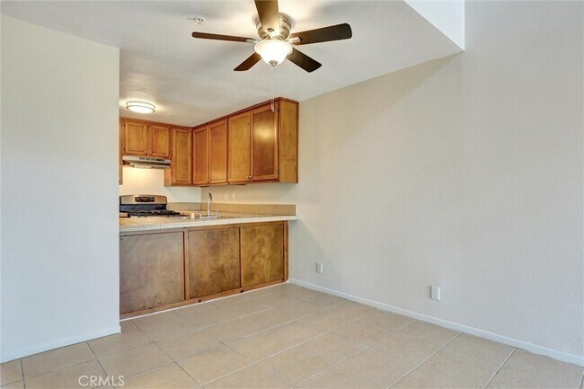 Building Photo - 450 E 4th St