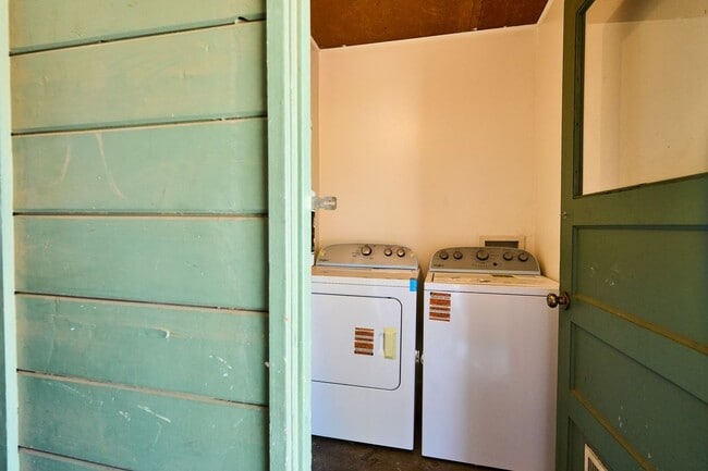 Building Photo - Eastside (Broadway and Wilmot) 3 bedroom, ...