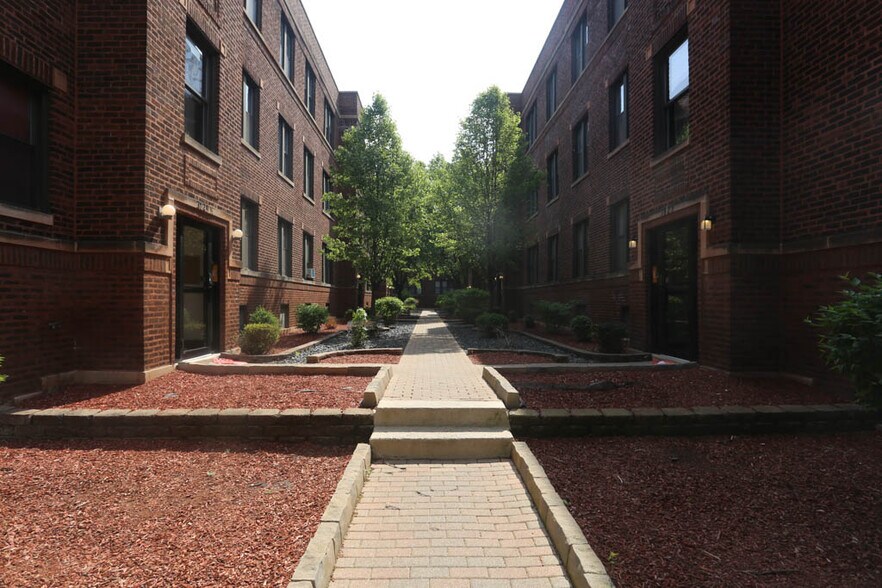 Primary Photo - 3834.5 N Fremont St