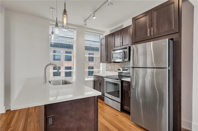 Building Photo - 833 Howard Ave