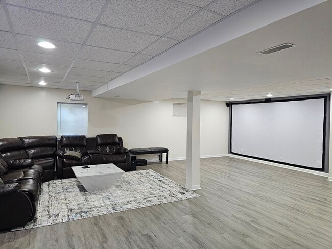 Building Photo - 3730 Baybrook Dr