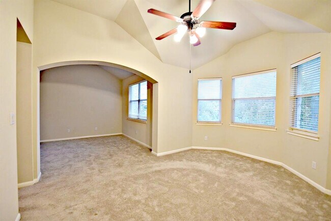 Building Photo - 15520 Interlachen Dr