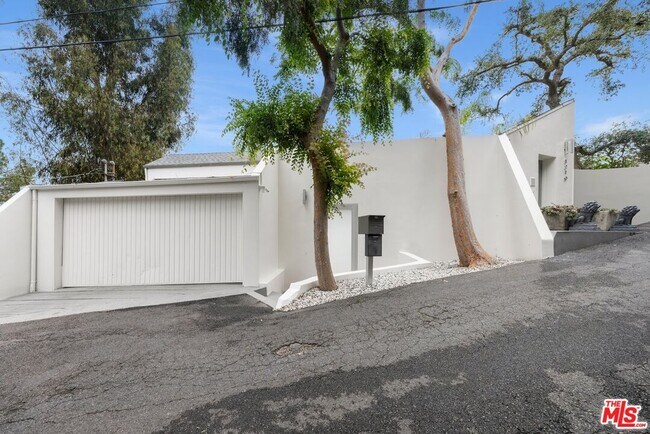 Building Photo - 3210 Coldwater Canyon Ln