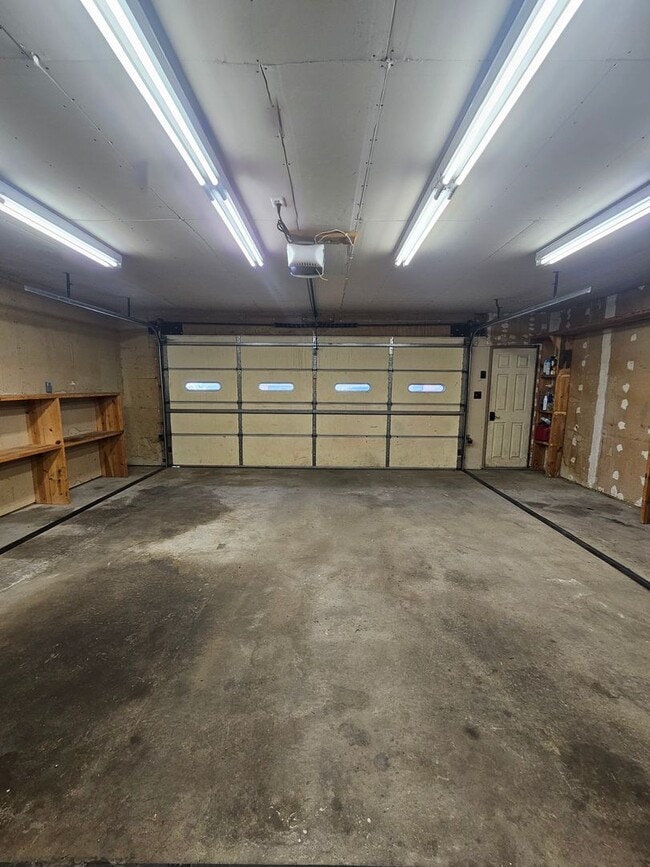 Building Photo - 4 BED | 2 BATH | DOUBLE GARAGE | PET NEGOT...