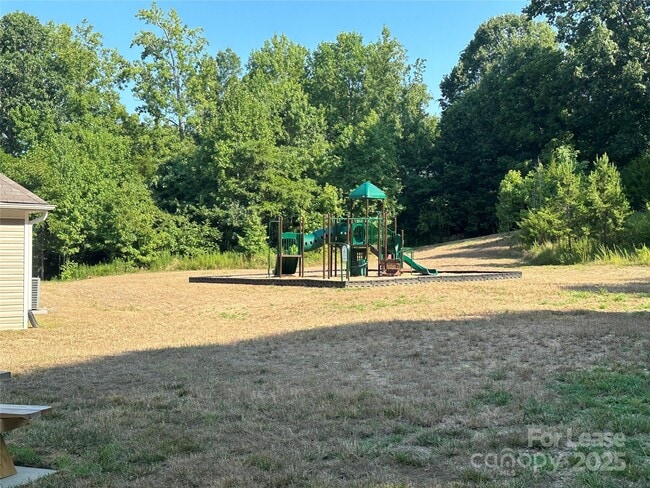 Building Photo - 1539 Spruce Ln