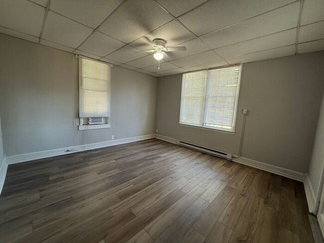 Building Photo - Renovated 4 Bedroom Duplex Unit in South Nashville - Pet Friendly!