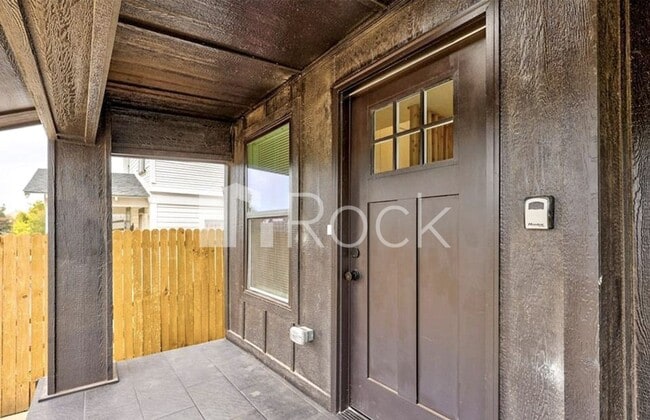 Building Photo - 4 Bedroom Home with 2.5 Bathrooms on a Corner Lot near Plaza District