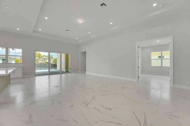 Building Photo - 9341 Crestview Cir