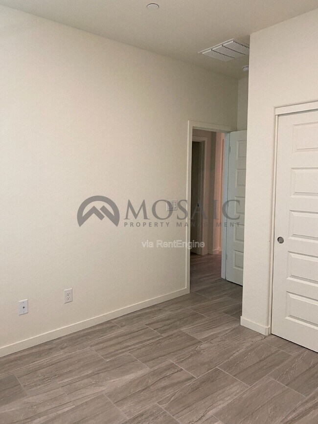 Building Photo - 4058 E Erie St