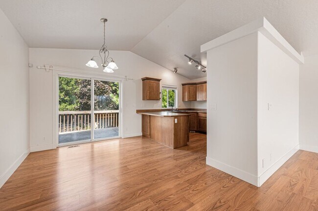 Building Photo - 5 bed 3 bath split level near State Line