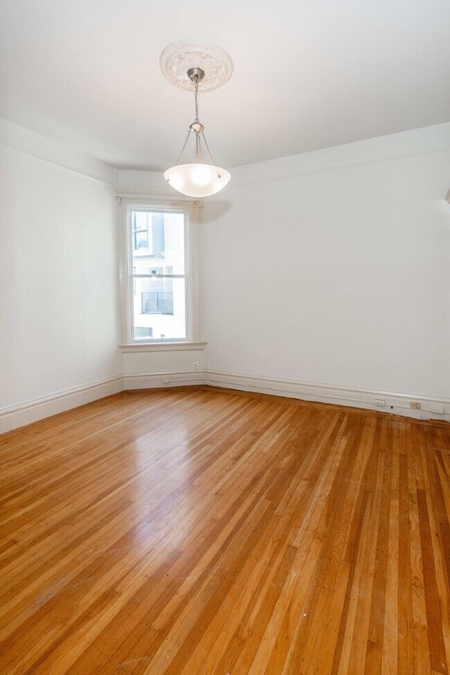 Building Photo - LARGE Full Floor 4BR/2BA. In-Unit Laundry, New Stainless Appliances!