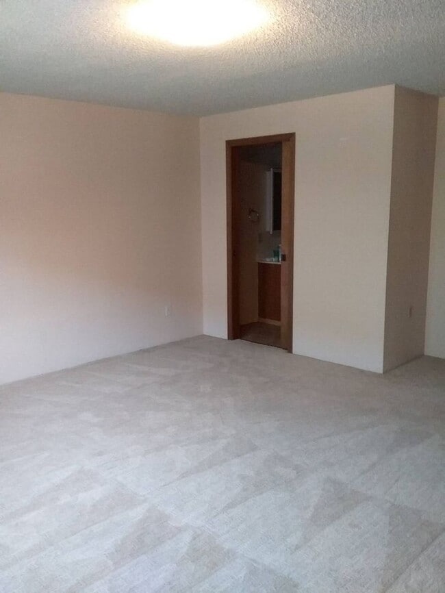 Building Photo - Spacious ground level