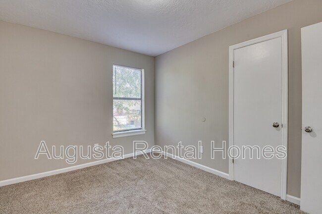 Building Photo - 150 Conifer Dr