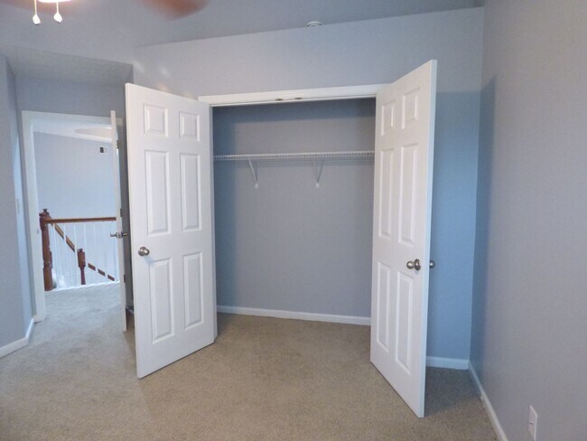 Building Photo - Lovely, Spacious 4 BR House! Vaulted Ceili...