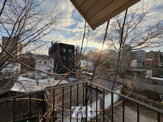 Building Photo - 440 Midwood St