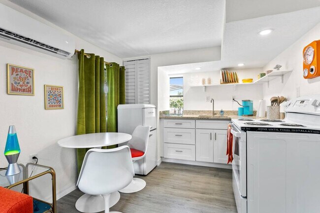 Building Photo - 5708 N Suwanee Ave