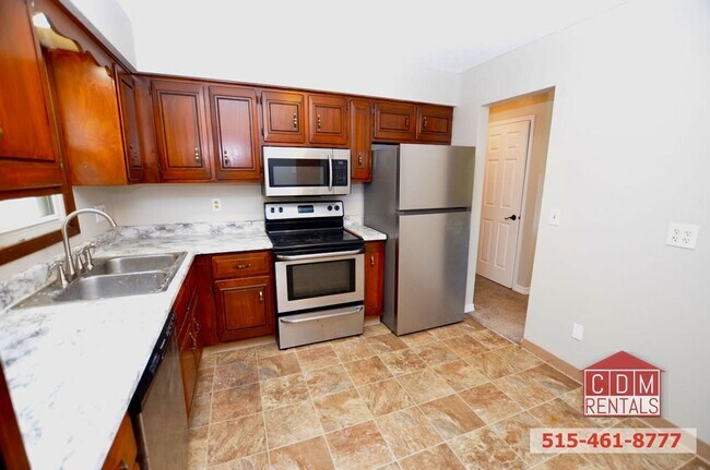 Building Photo - Wonderful Urbandale Home